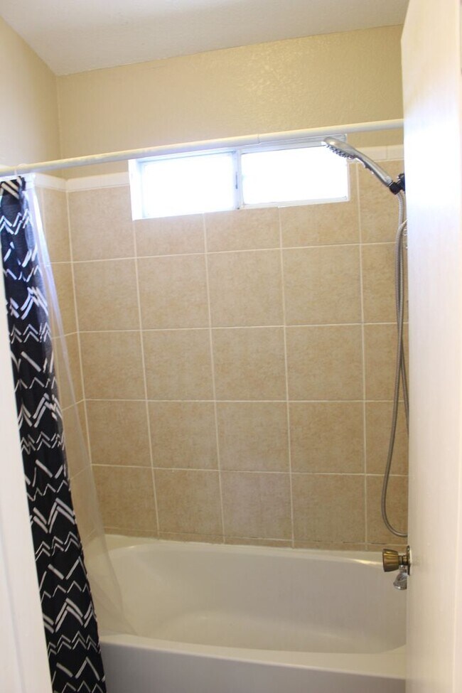 Building Photo - 2600 Brookside Dr