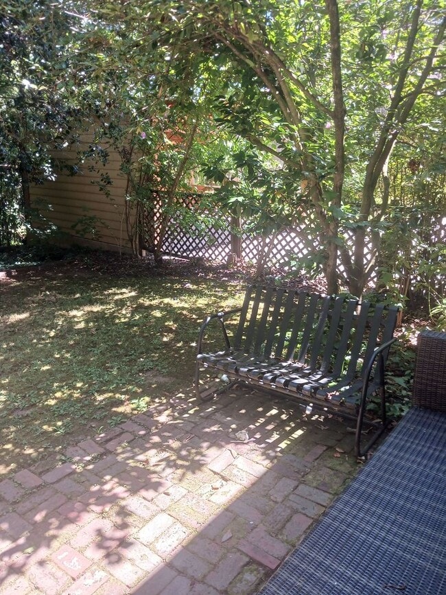 Building Photo - 996 Amsterdam Ave NE