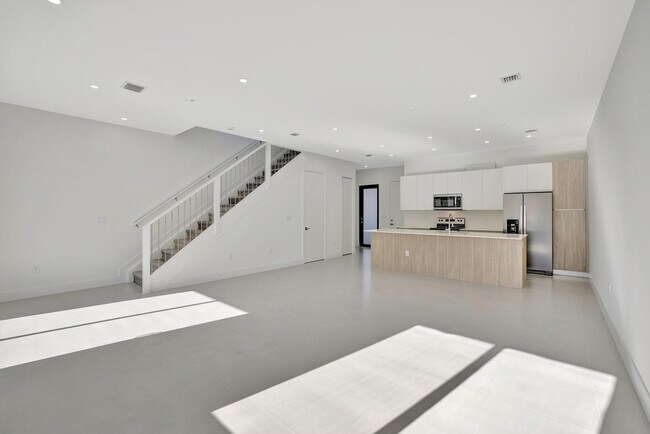 Building Photo - 4208 NE 7th Terrace