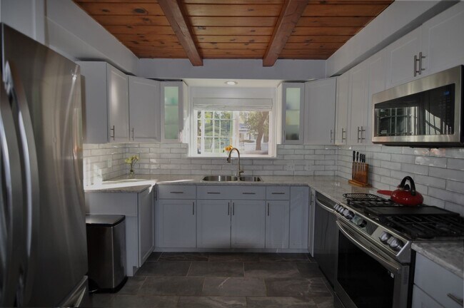 Building Photo - 4 Bedroom Pool Home for Rent in Woodland H...