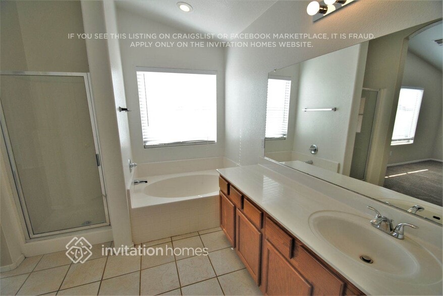 Building Photo - 1660 S Silver Dr