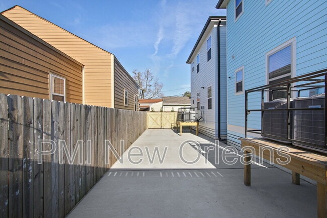 Building Photo - 2232 Bienville St