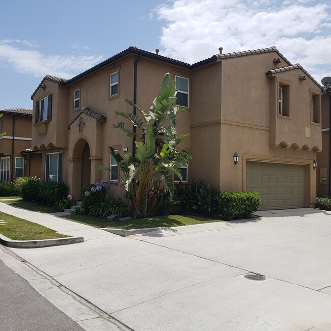 Building Photo - Welcome To Your New Home In Inglewood (Gat...