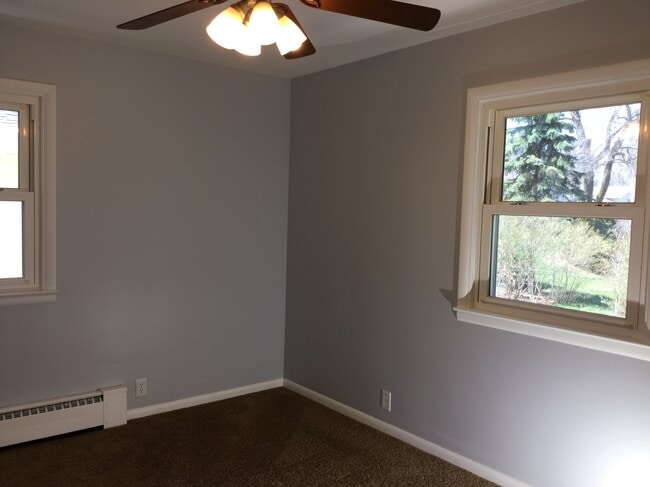 Building Photo - 565 E Chadwick Dr