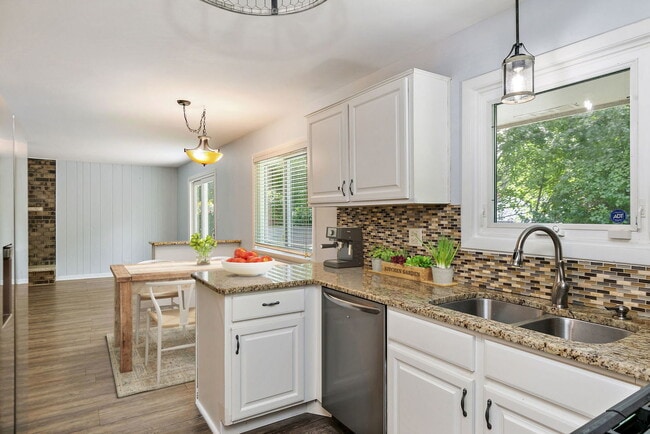 Building Photo - 1126 Tiverton Ct