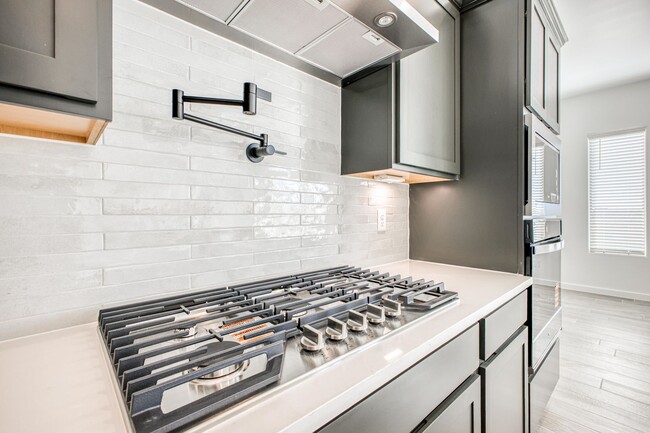 Building Photo - Beautiful East side House 4 bed-2.5 baths, part of The Overlook Casa Club that includes Swimming ...