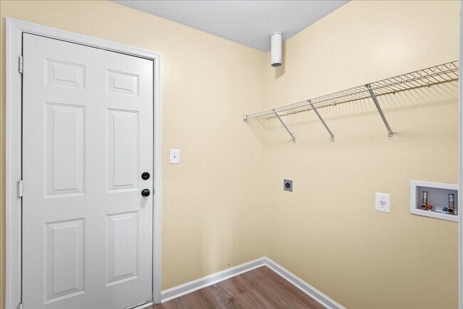 Building Photo - Modern Comfort Meets Convenience, Close to...