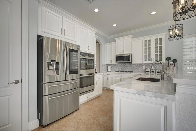 Building Photo - 8980 Lakeview Pl