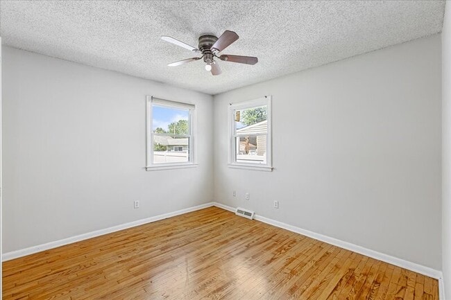 Building Photo - 2127 Oak Ave