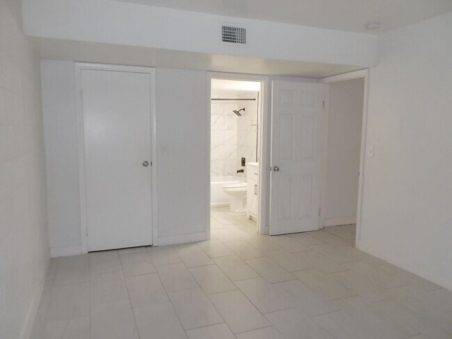 Building Photo - Cozy 1-Bed Condo in Las Vegas in Convenient Location