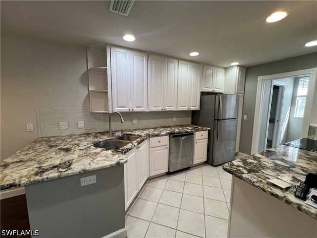 Building Photo - 5365 Cove Cir