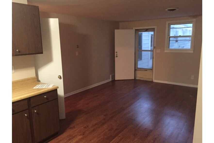 Building Photo - 15 Shagbark Rd