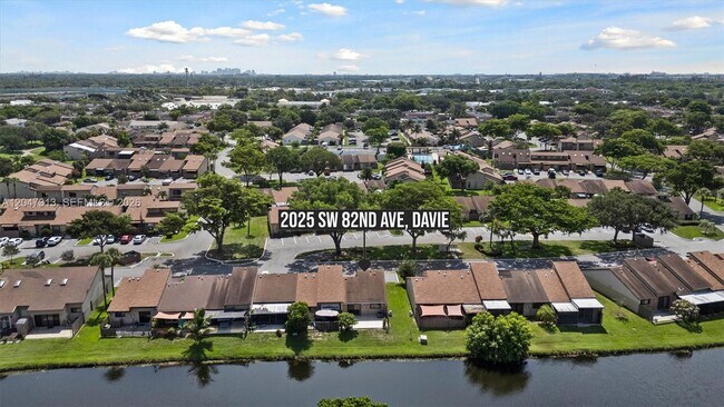 Building Photo - 2025 SW 82nd Ave