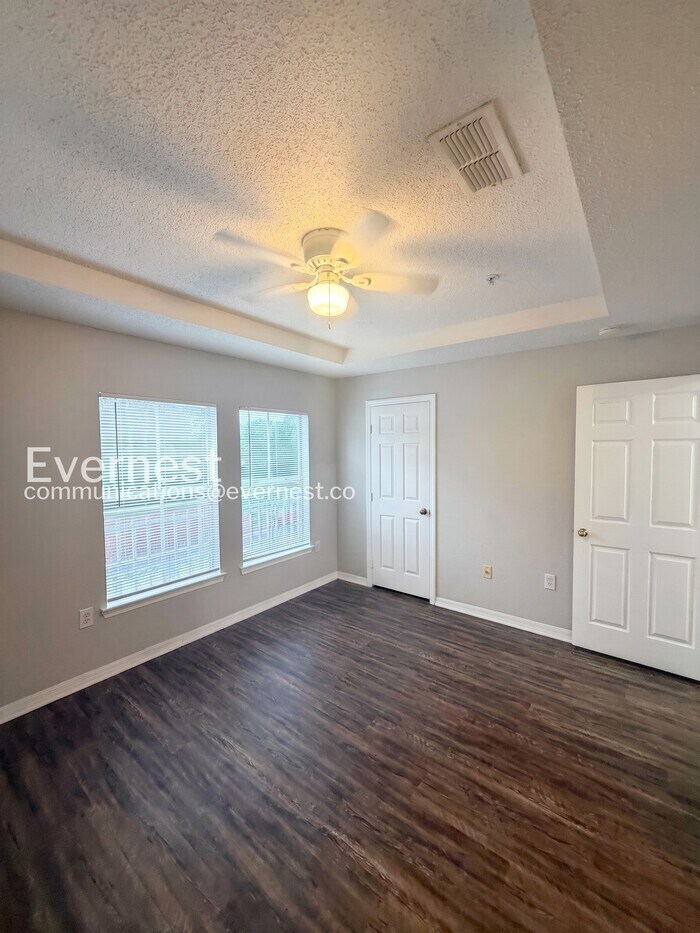 Building Photo - 18001 Richmond Pl Dr