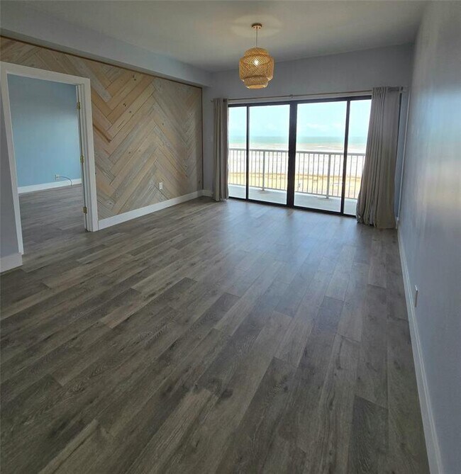 Building Photo - 7700 Seawall Blvd