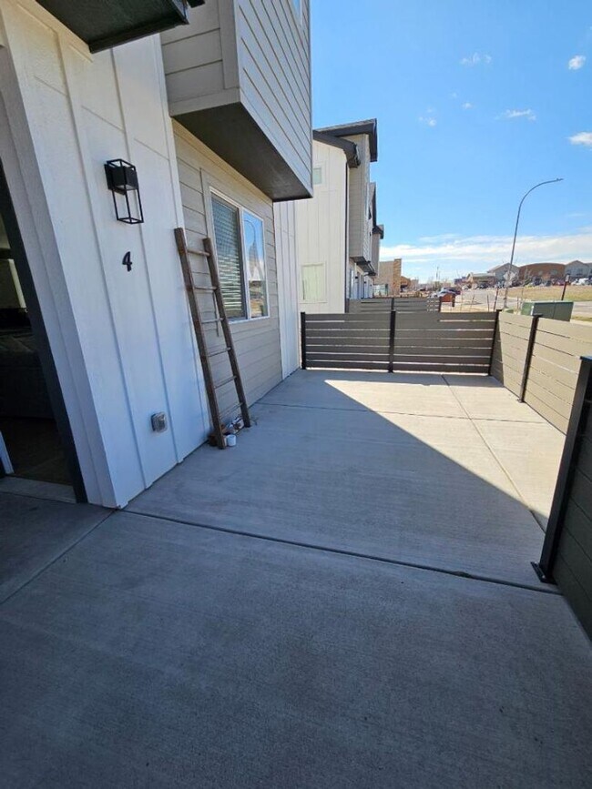 Building Photo - Beautiful 3 bedroom Condo