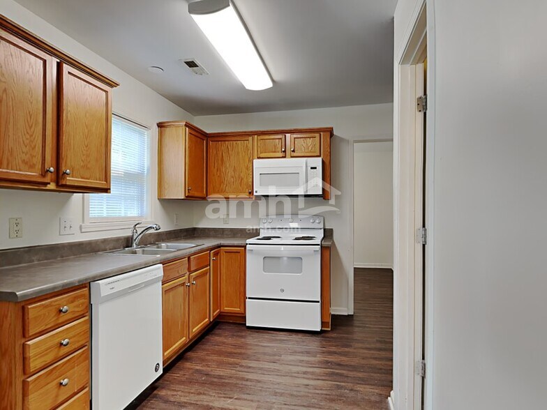 Building Photo - 606 3 Oaks Dr