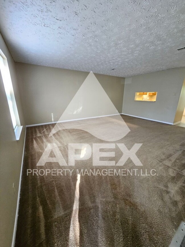 Building Photo - Spacious 2-Bdrm 1.5 Ba Townhouse style Condo in West Knoxville! End Unit!