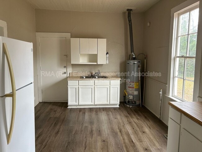 Building Photo - 1035 W College St