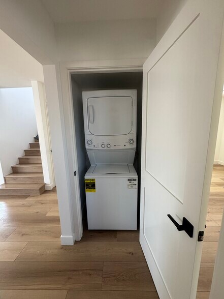 Building Photo - 5436 1/2 Kester Ave