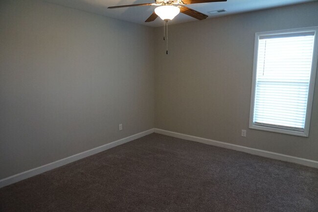 Building Photo - 3 Bedroom 2 Full bathrooms w/ Bonus room in Richlands!