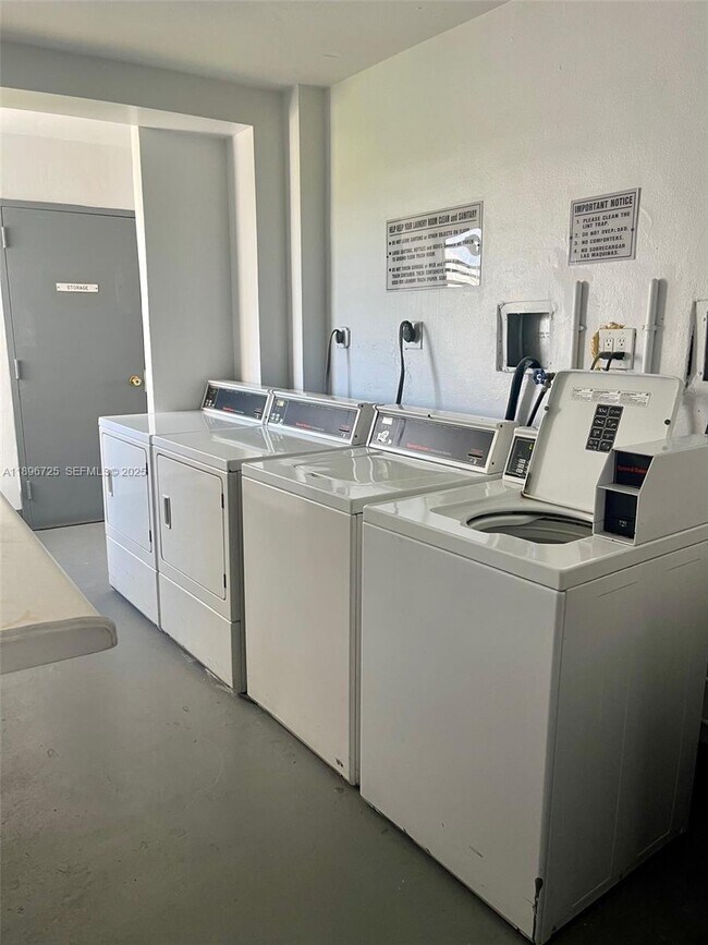 Building Photo - 20400 W Country Club Dr