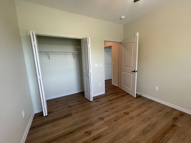Building Photo - Golf Quarters - GQ 207