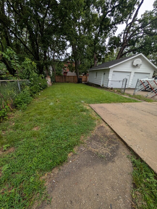 Building Photo - 214 SW Broadmoor Ave