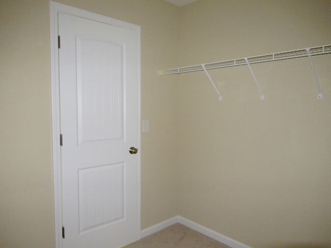 Building Photo - Three Bedroom Townhome in Richlands Close to Everything!!