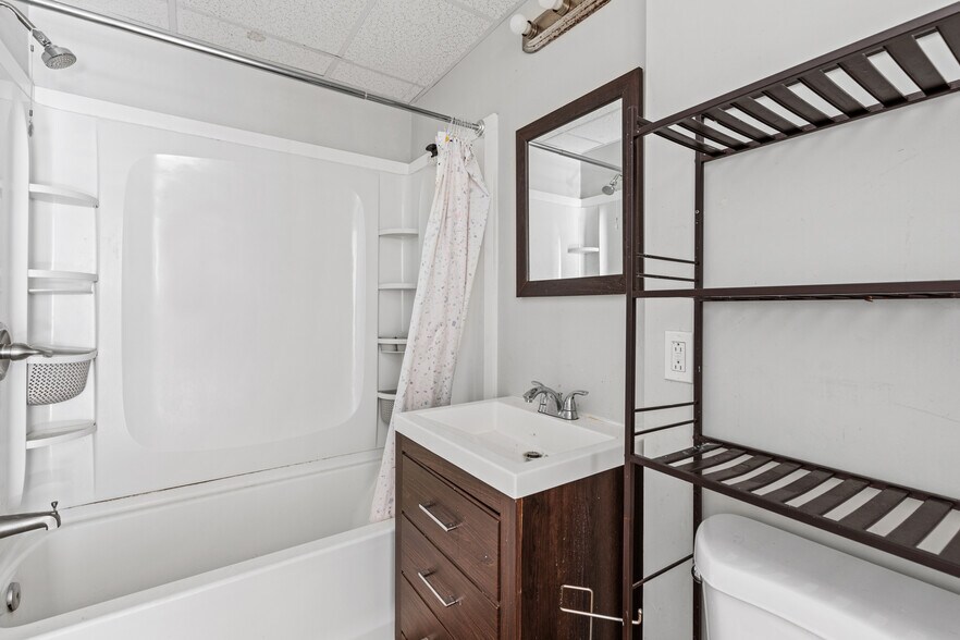 Building Photo - 174 Bartlett St