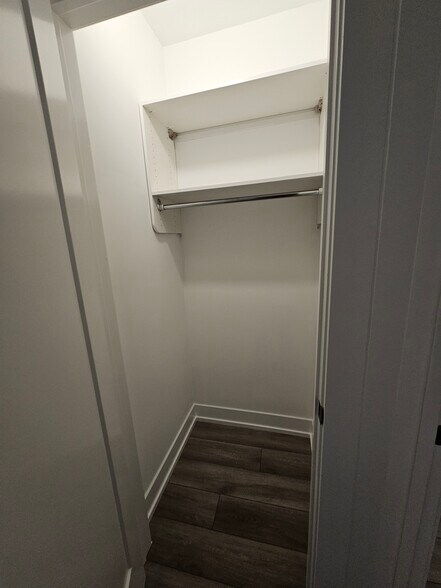 Building Photo - 3931 N Janssen Ave