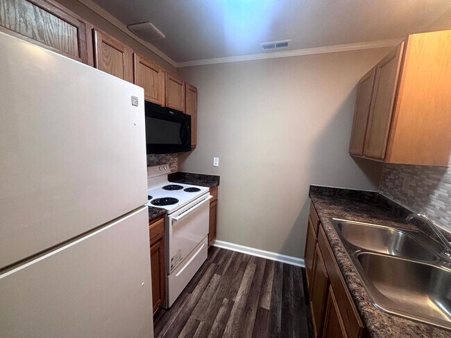 Building Photo - 5523 Livingston Dr