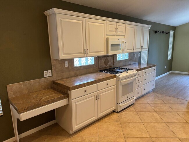 Building Photo - DEL WEBB 55+ Adult Community in Roseville!