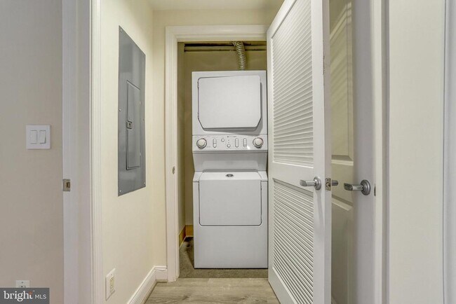 Building Photo - 1020 N Highland St