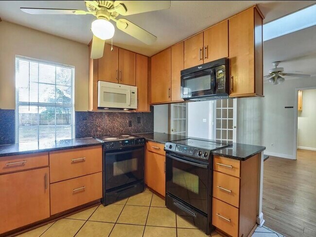 Building Photo - 2093 Greenwood Dr