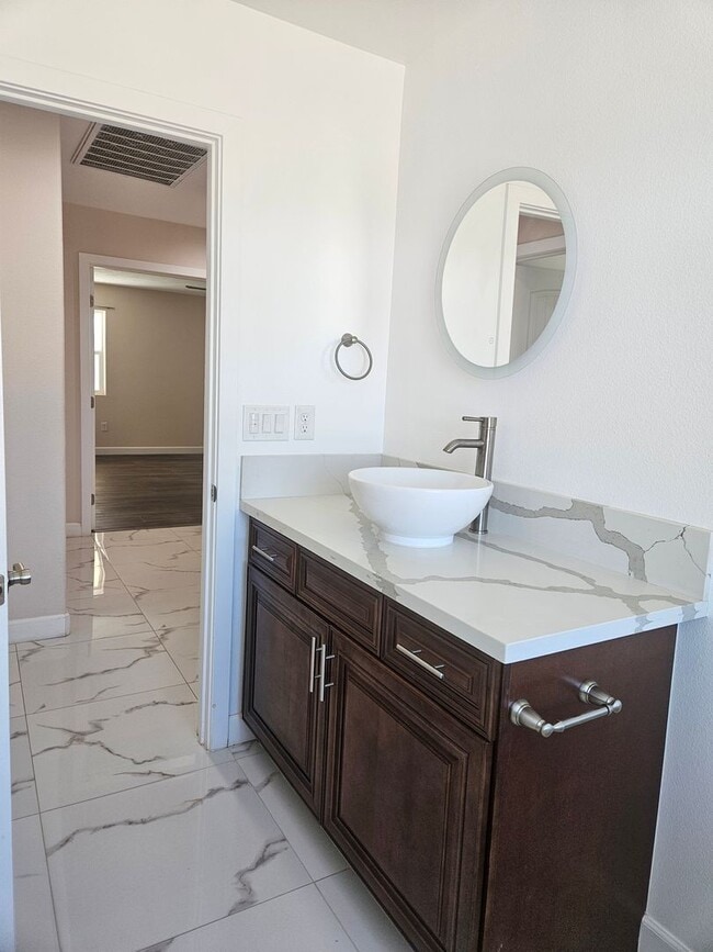 Building Photo - STUNNING CUSTOM APPLE VALLEY HOME