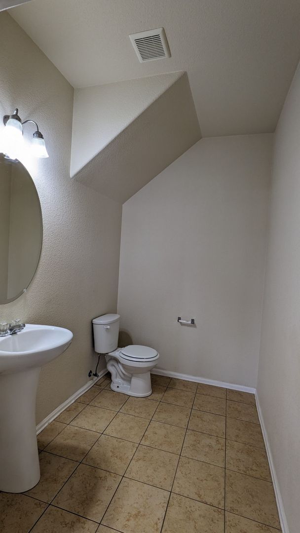 Building Photo - 2 STORY END UNIT TOWNHOME W/DETACHED 2 CAR...