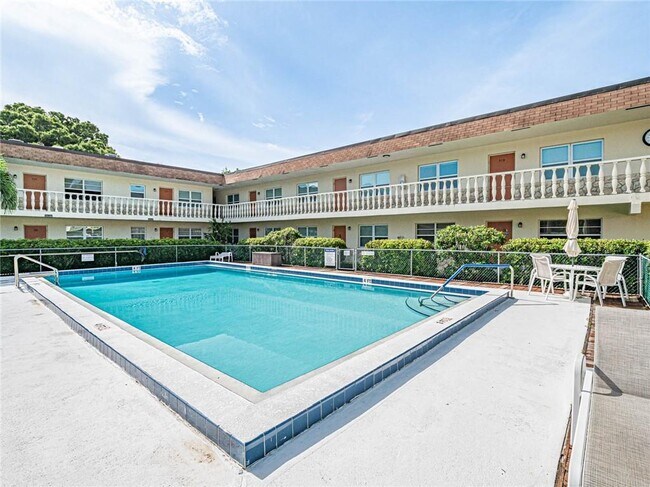 Building Photo - 923 22nd Pl