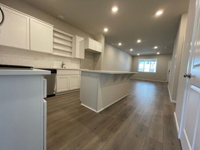 Building Photo - Modern 3-Bed, 2.5-Bath Home with Quartz Counters, Central A/C, and Prime Location!
