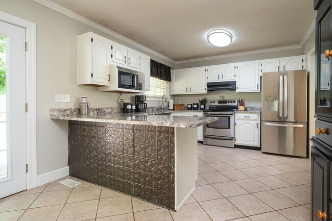 Building Photo - 3 br/ 2 bath home, private setting with garage/workshop