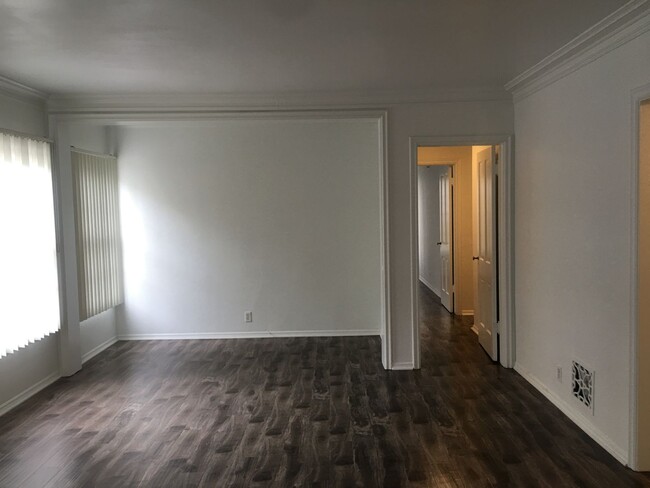 Interior Photo - 820-830 1/2 S. Serrano Ave