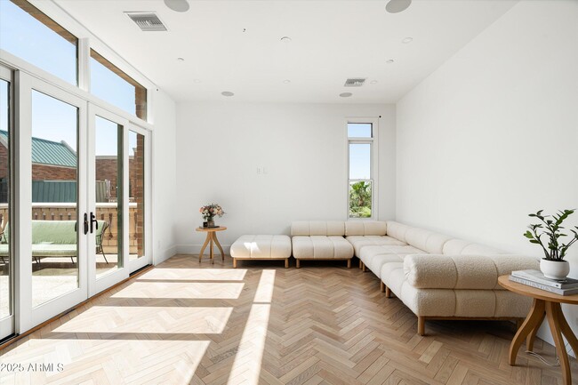 Building Photo - 54 W Palm Ln