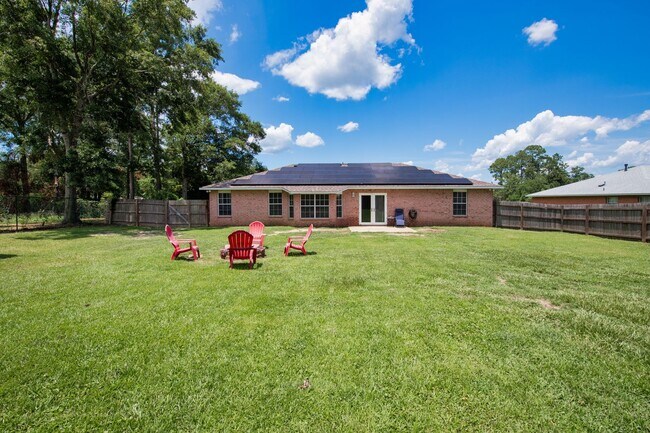 Building Photo - Spacious 3/2 w/Electricity Included Availa...