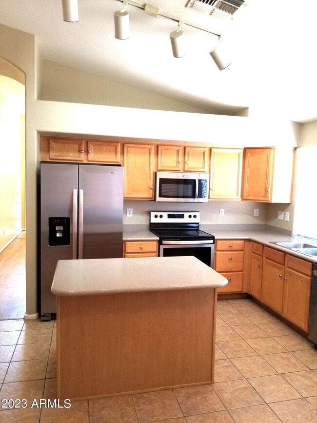 Building Photo - 712 E Marigold Pl