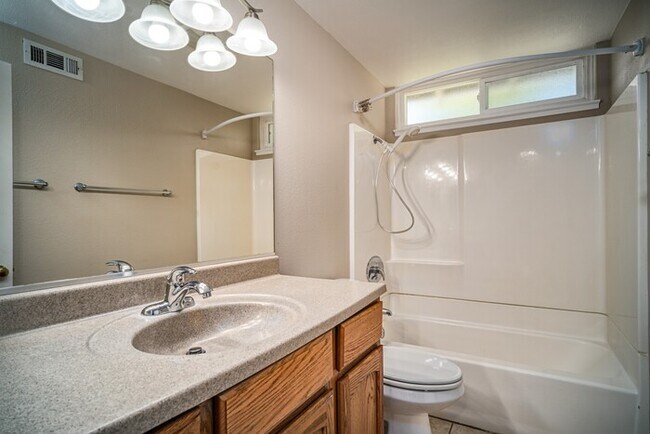 Building Photo - AVAILABLE NOW - 3Bed/2Bath Home for rent i...