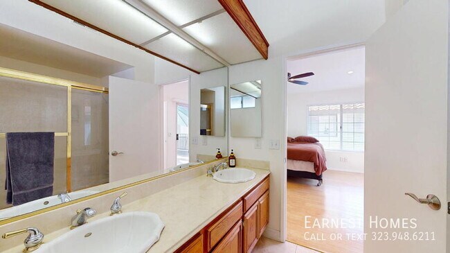 Building Photo - 5606 Las Virgenes Rd