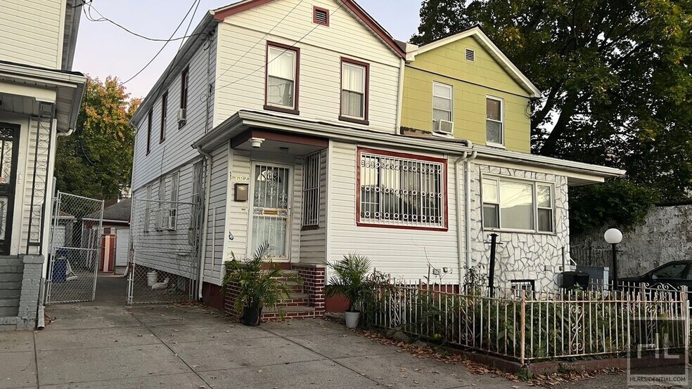 Building Photo - 687 E 46th St