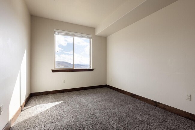 Building Photo - Unfurnished Condo in Black Rock Ridge