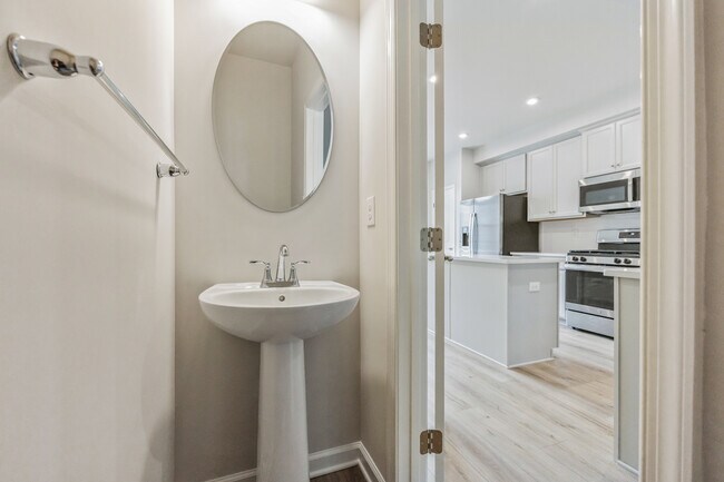 Building Photo - 28 Sidney Ln