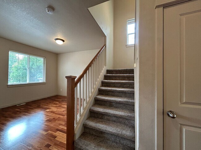 Building Photo - Spacious 4 Bed, 2.5 Bath Home!